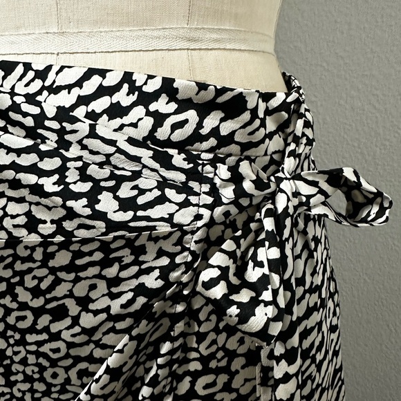 Black and ecru faux wrap skirt animal print. - Picture 2 of 6